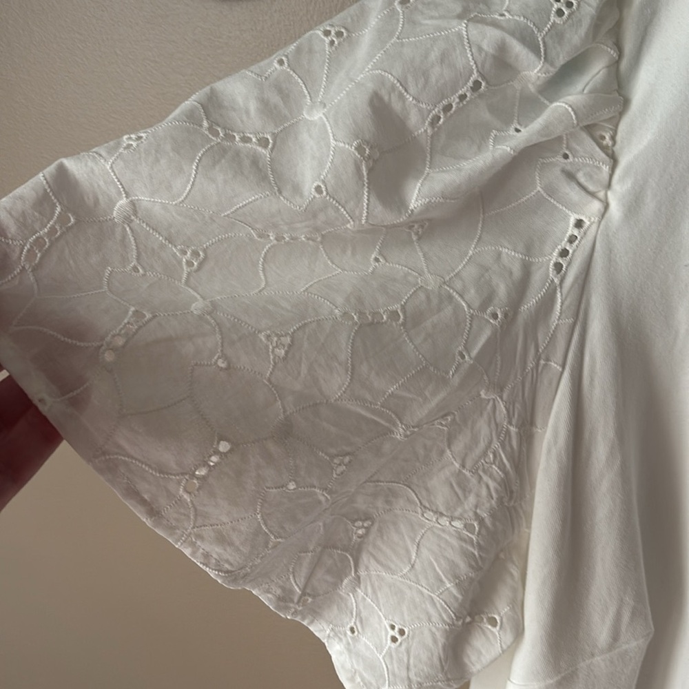 Beautiful white t-shirt with bell eyelet sleeves. XXL - Picture 3 of 6